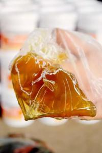 外觀越亮、顏色越淺的潤滑脂， 性能和質(zhì)量越好嗎？